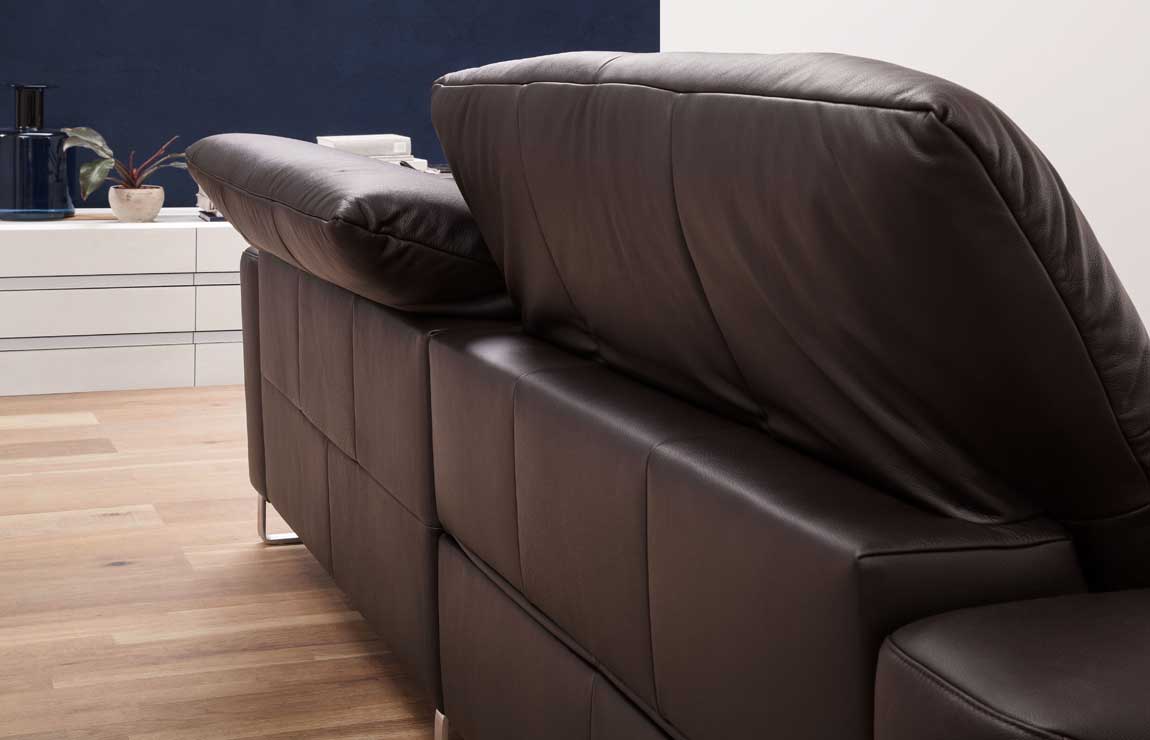 Sofa in Leder mit Relaxfunktion Rückansicht
