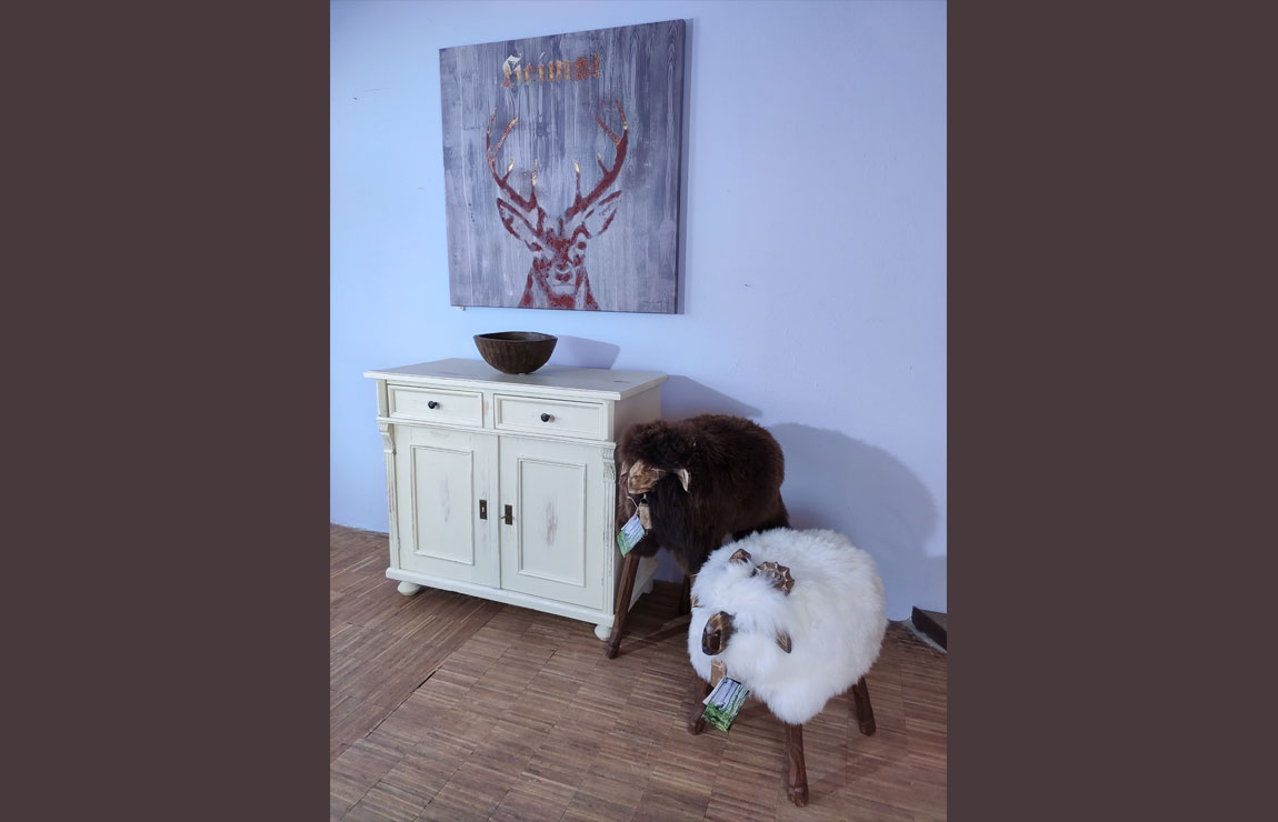 Sideboard und Schafe