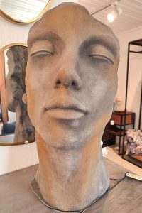 Steinguss Skulptur, Gesichter “Mann & Frau”, 50 cm hoch, mit Rosteffekt