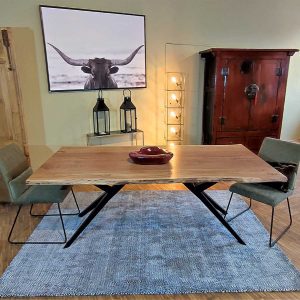 Baumkantentisch mit Metallgestell und Stühle auf teppich aus wolle
