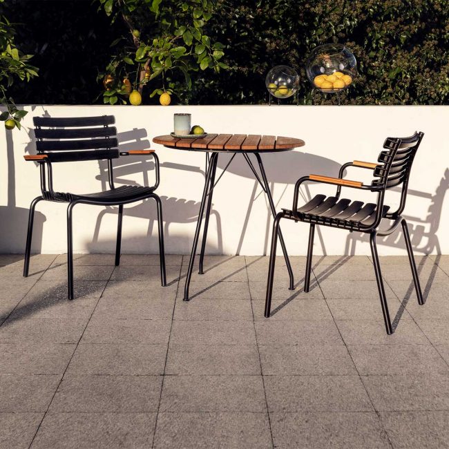 ReClips Gartenstuhl Outdoor Dining Chair mit rundem Tisch aus Metall und Bambus