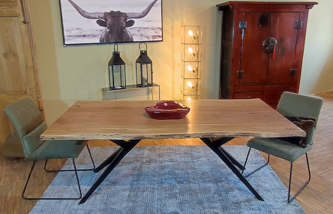 Tisch mit Krähenfuss