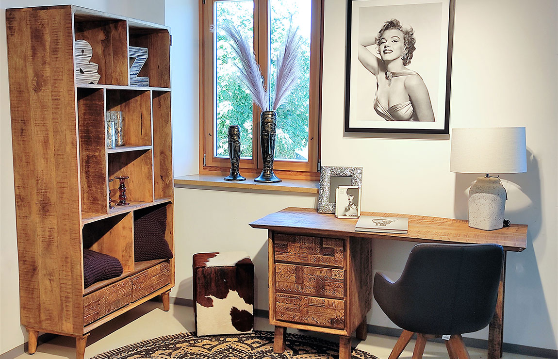 Bücherregal mit Schreibtisch