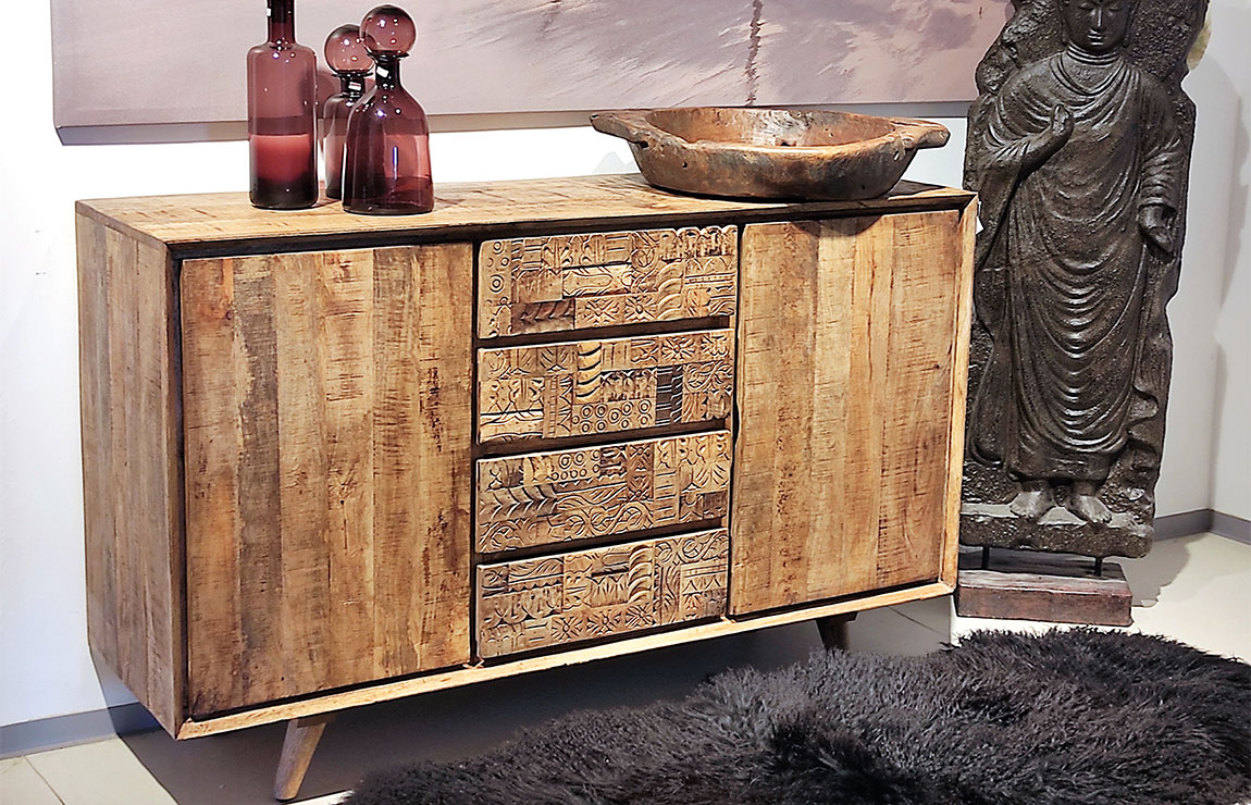 Kästchen mit zwei Türen und vier Schubläden