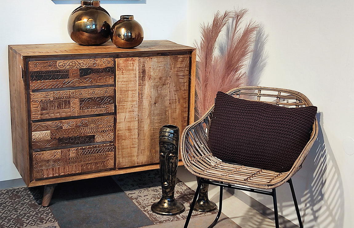 Schränkchen mit einer Tür und vier Schubläden