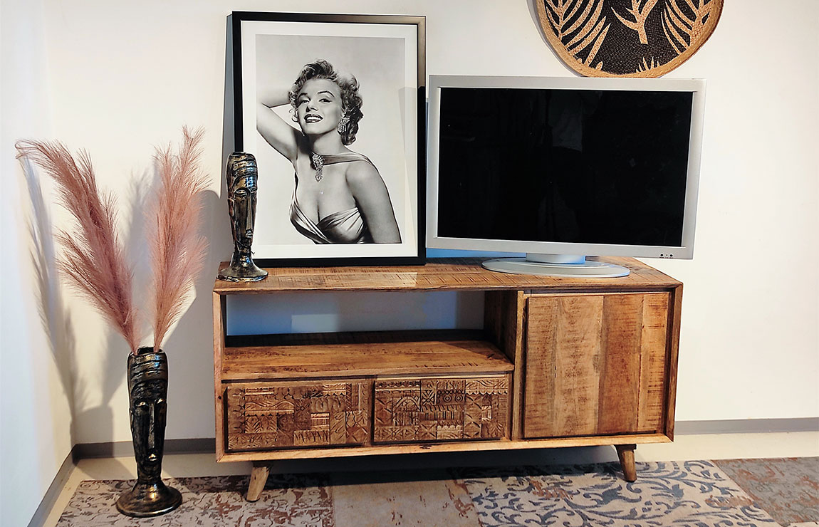 TV Board mit Dekoration