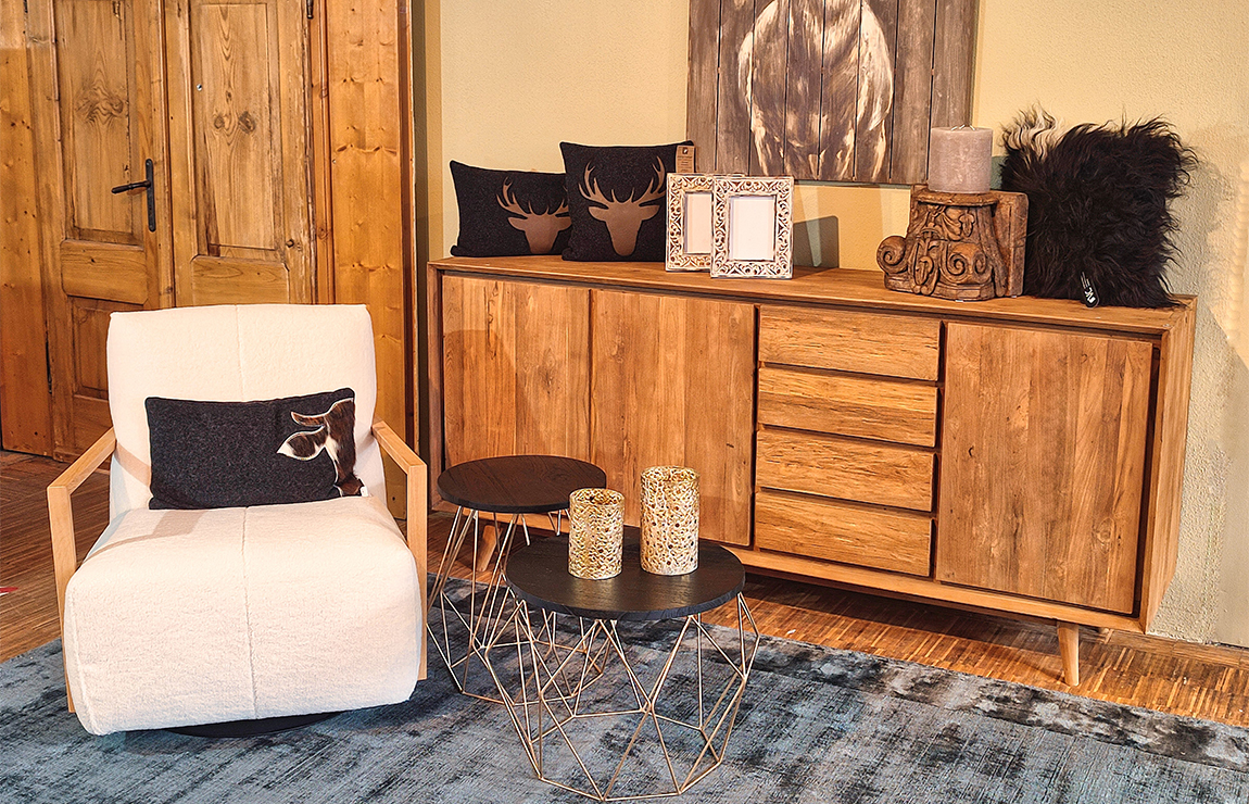 Anrichte und Polstersessel