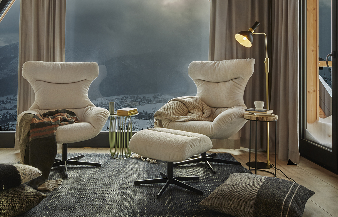 Sessel mit Hocker