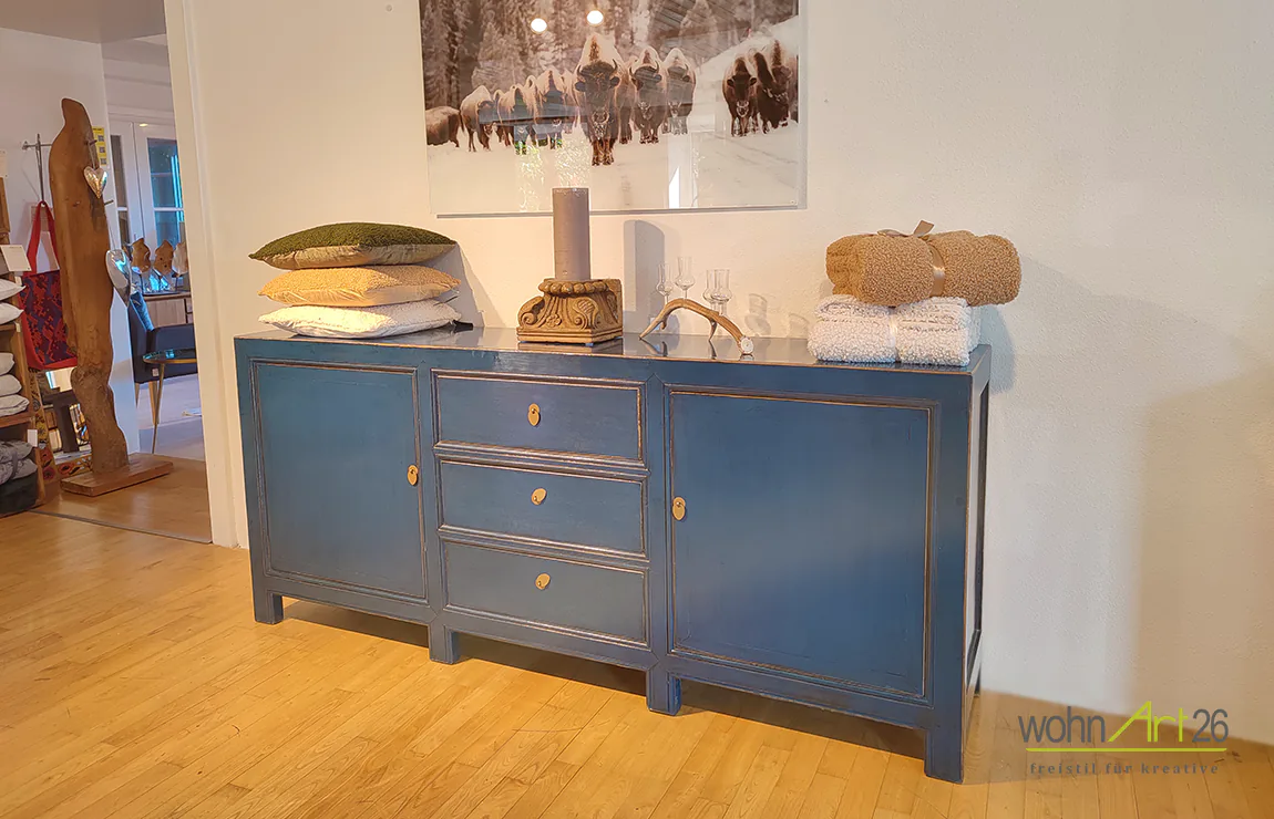 Massive Altholz Möbel in Blau