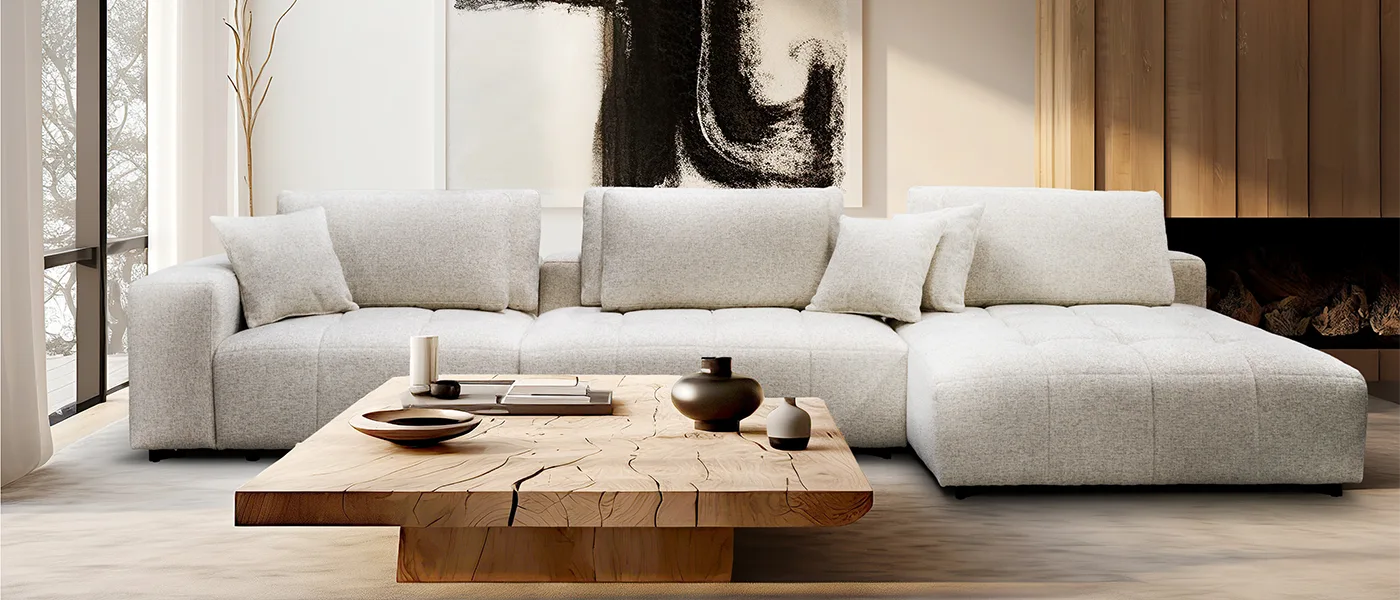 gemütliches Sofa mit Holztisch