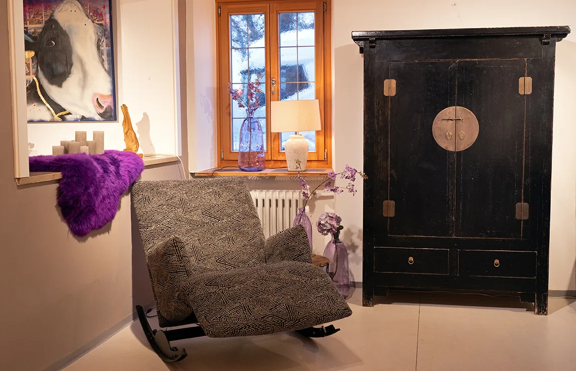 Chinalack Schrank mit Polstersessel
