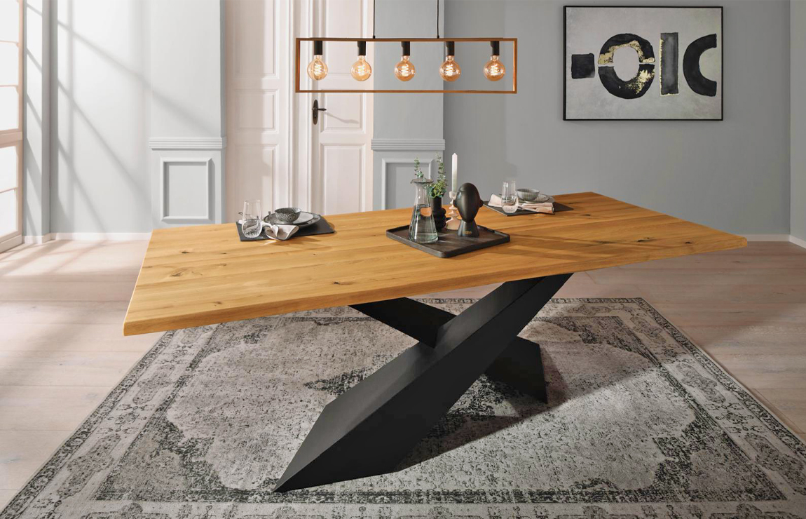 Esstisch mit Spinnenfuss