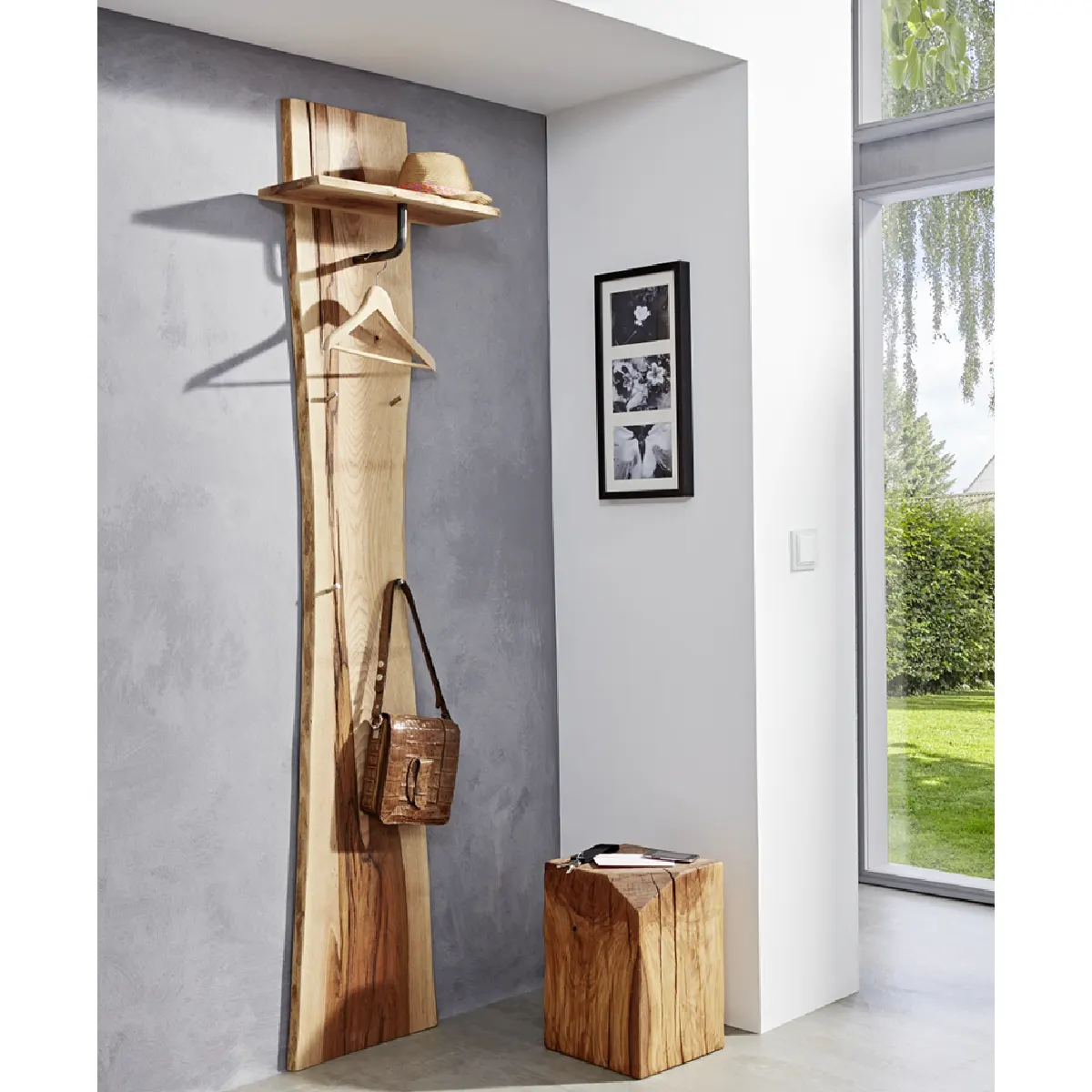 Garderobe als Wandboard aus massiver Zerreiche